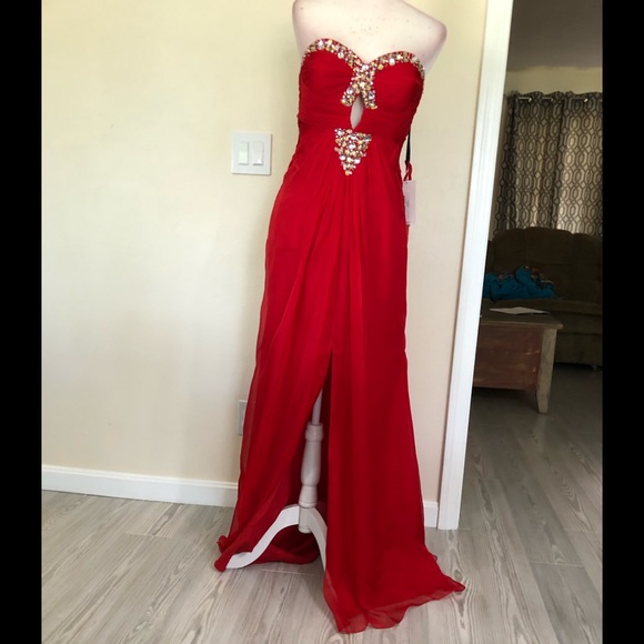 Red chiffon with front keyhole - Picture 6 of 14